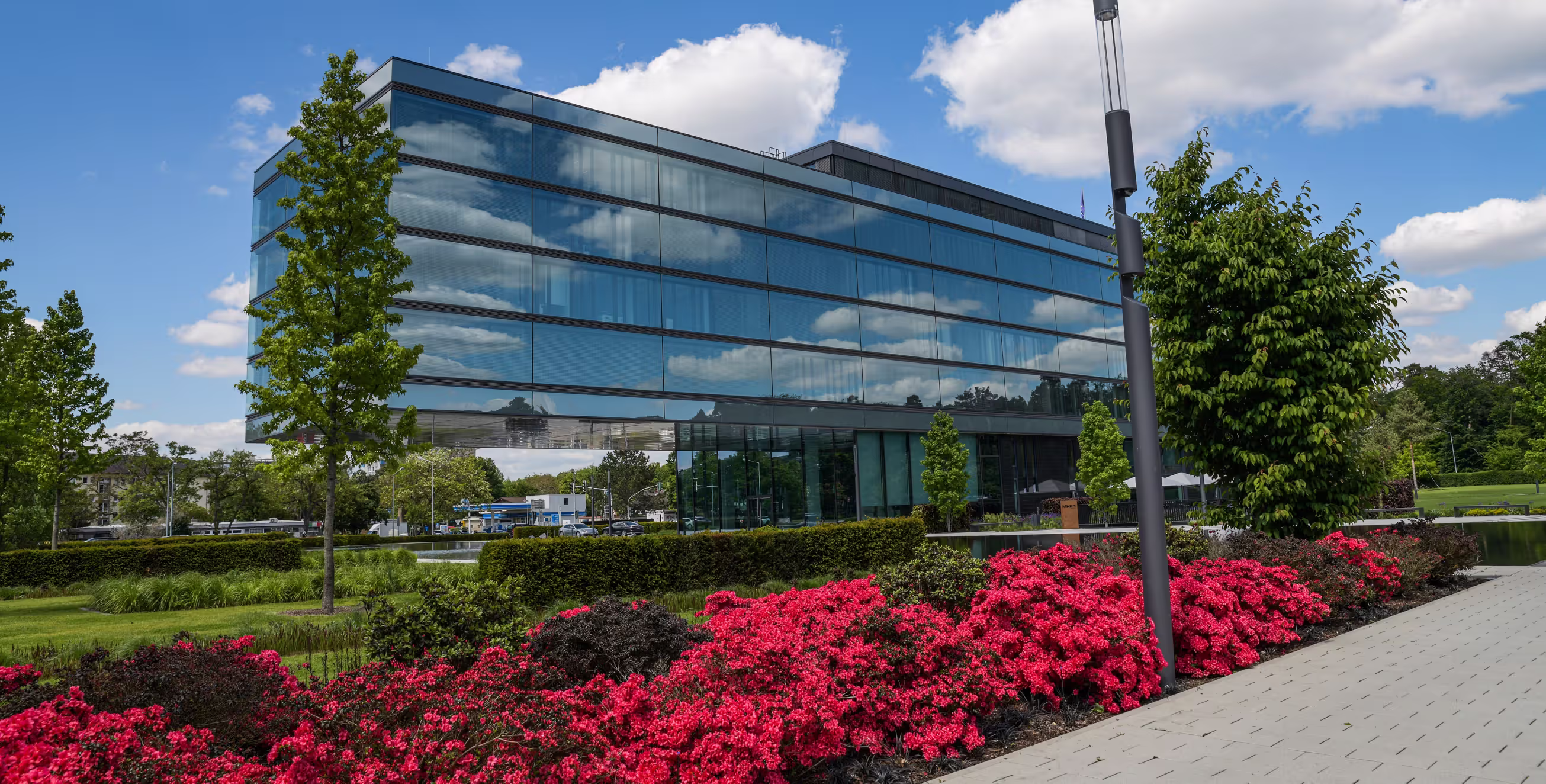 Foto von Gebäude mit Garten